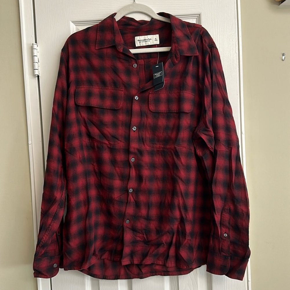 Never worn men’s Abercrombie and fitch flannel button up. Red and black. Size XL
